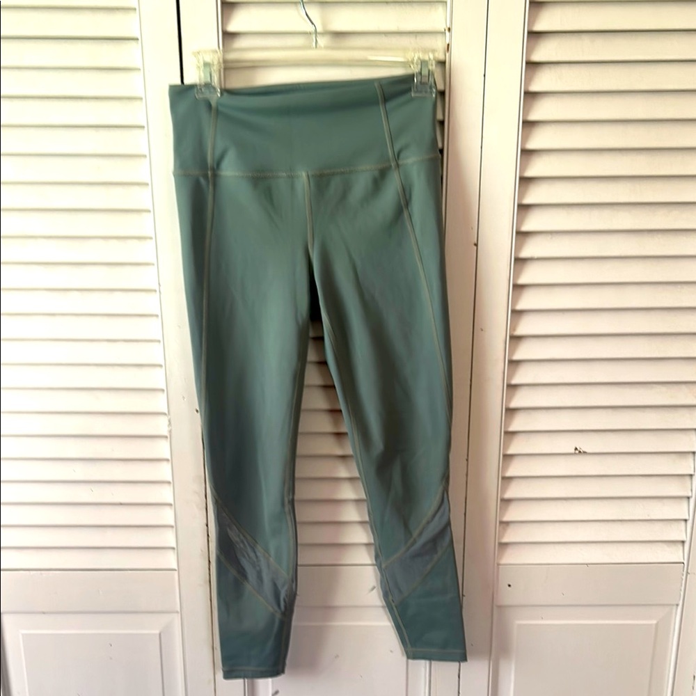 Athleta Eclipse 7/8 length
Size small
Sea foam green with mesh on legs